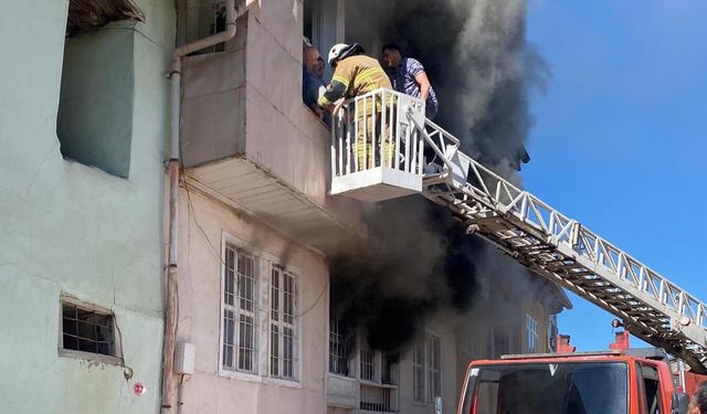 Evde çıkan yangından, pencereye uzatılan merdivenle kurtarıldılar