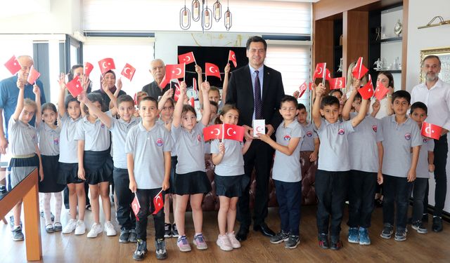 Alanya'da 2'nci sınıf öğrencileri, harçlıklarını TSKGV'ye bağışladı