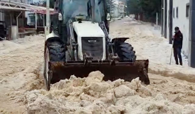 Afyon'da dolu yağışı; yollar kapandı, bahçeler zarar gördü