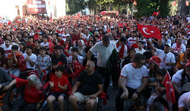 Antalya'daki sporseverler milli takımın yenilgisine üzüldü