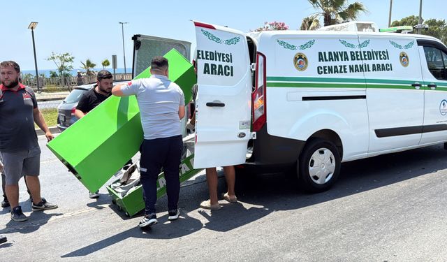 Alanya'da kamyonetle çarpışan motosikletli öldü