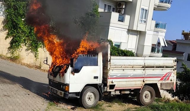 Alanya'da yol kenarında park halindeki kamyonet yandı