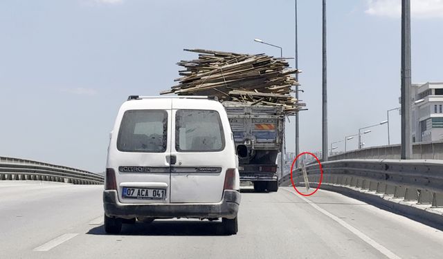 Antalya'da ahşap yüklü kamyonun tehlikeli ilerleyişi