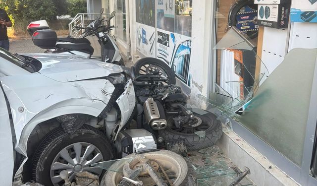 Antalya'da aracıyla kaldırımı aşıp iş yerine çarptı