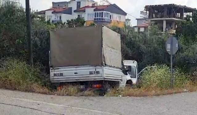 Antalya'da çarpışan 2 araç bahçeye uçtu