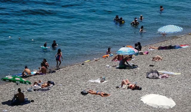 Antalya'da hava sıcaklığı 38 derece oldu, sahillerde yoğunluk yaşandı