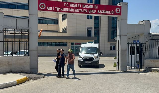 Antalya'da motosikletiyle bariyerlere çarptı: Yaşamını yitirdi
