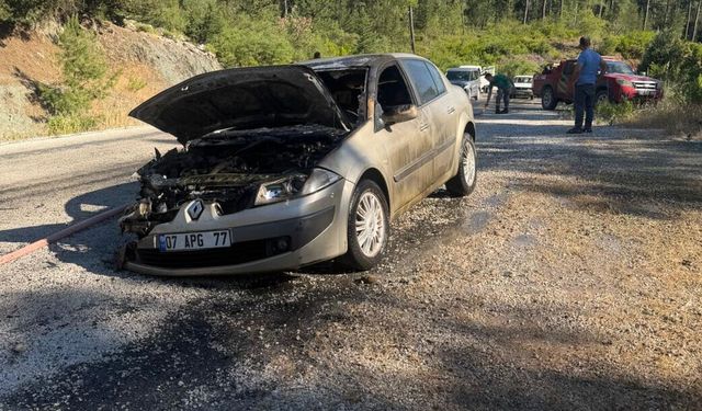 Antalya'da seyir halindeki otomobil yandı