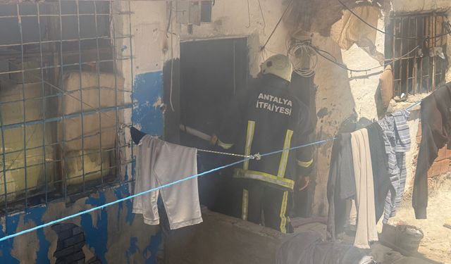 Gecekondudaki yangını itfaiye söndürdü