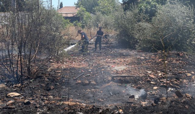 Hurda demiri için ateşe verilen çekyattan sıçrayan yangın evleri tehdit etti