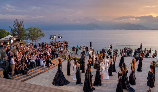 Moda, tarih ve sanatın büyülü buluşması