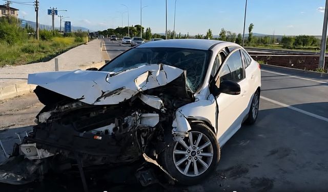 Otobüs otomobille çarpıştı