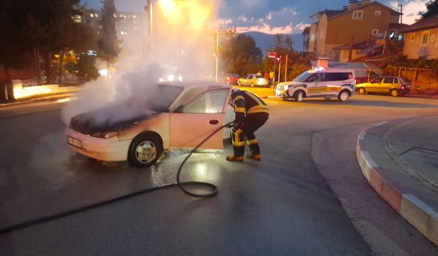 Seyir halindeki otomobil yandı