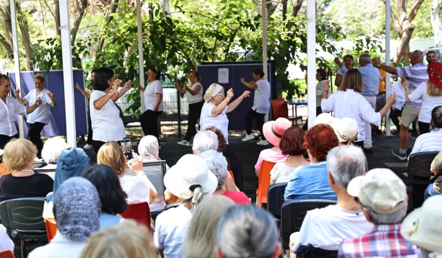 Antalya'da aktif yaşlılar sahne aldı
