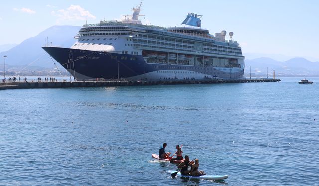 Alanya'ya kruvaziyerle İngiliz turistler geldi