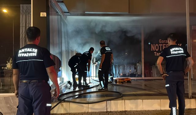 Antalya'da bilgisayar tamir dükkanı yandı