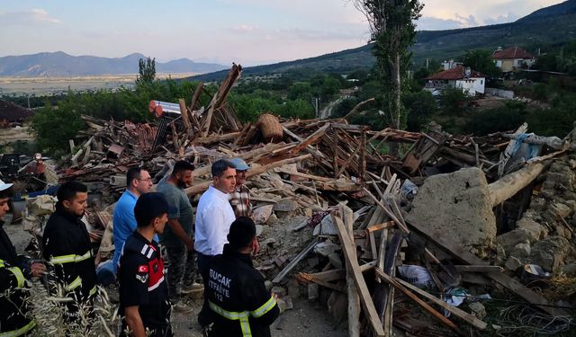 Kerpiç ev çöktü, karı- koca yaralandı