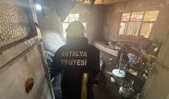 Antalya'da müstakil evlerde eş zamanlı yangın