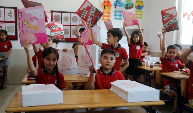 Antalya'da 475 bin öğrenci karne aldı