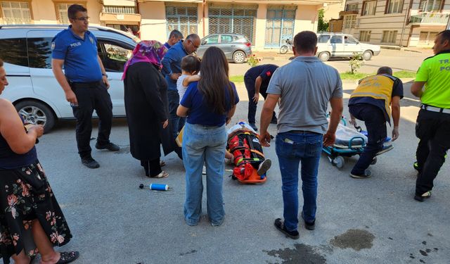 Motosikletiyle araç kapısına çarpıp düştü
