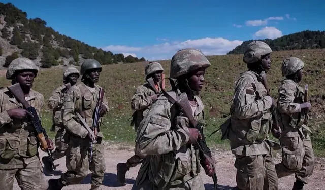 Mali ve Nijerli komandolar temel eğitimi başarıyla tamamladı