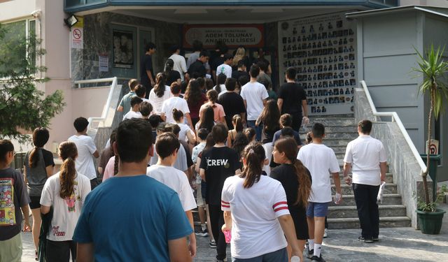 Öğrenciler LGS'de terledi, aileleri piknik havasında çocuklarını bekledi