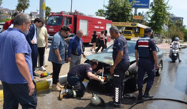 Antalya'da otomobildeki yangın sulama aracıyla söndürüldü