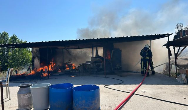 Antalya'da prefabrik evde yangın çıktı