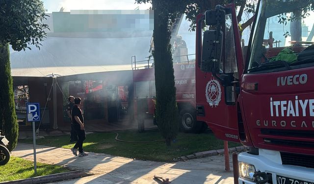 Antalya'da restoran çatısında yangın