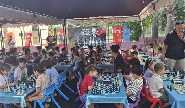 Alanya’da minik satranççılar büyük heyecan yaşadı