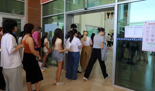 Sınava son anda yetişen adaylara velilerden alkışlı destek
