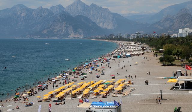 Antalya'da sıcak hava bunalttı, sahiller doldu taştı