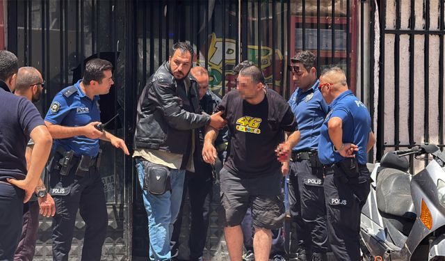 Üzerine benzin döküp kendisini iş yerine kilitledi