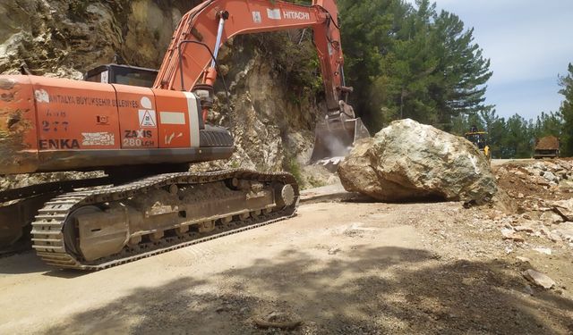 Alanya kırsalında yol bakım çalışmaları hız kesmeden devam ediyor