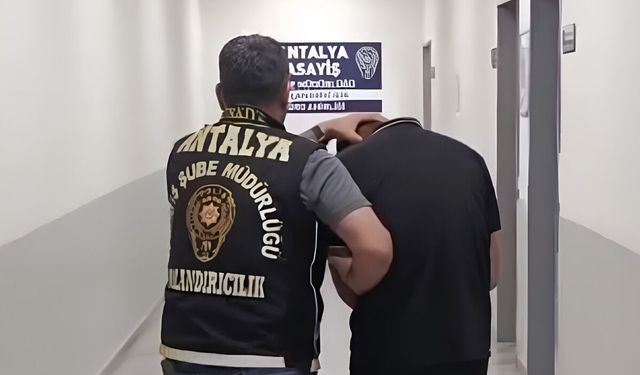 Antalya'da dolandırıcı suçüstü yakalandı