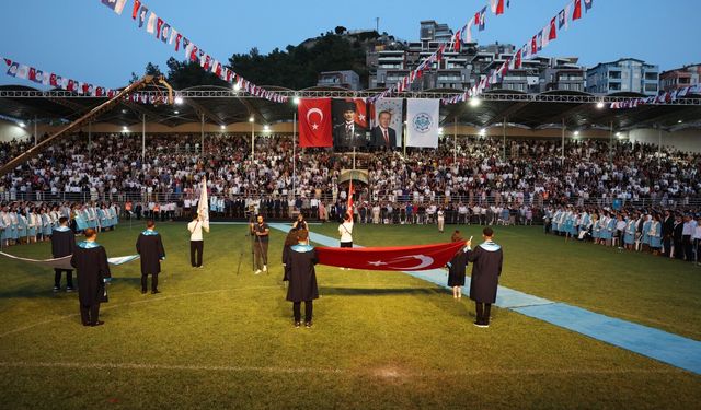 ALKÜ mezuniyet töreni coşkuyla gerçekleşti: 2.705 Mezun kep fırlattı