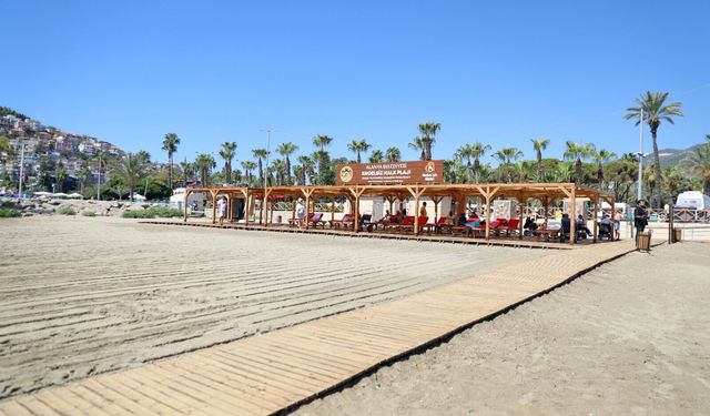 Alanya’da yaz sıcağı halk plajlarında atılıyor