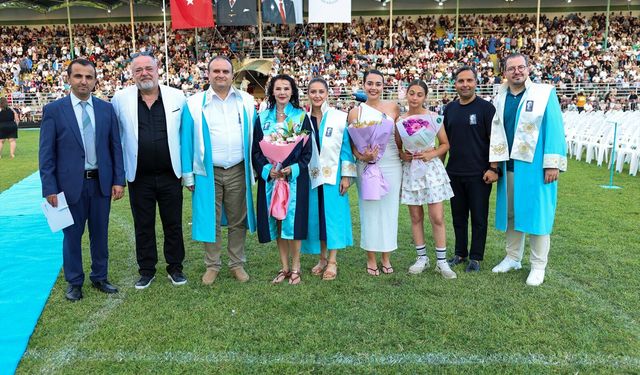 50 yaşındaki ALKÜ’lü Selda, kızının kanseri yendiği gün dereceyle mezun oldu