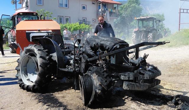Yanan traktörden sıçrayan kıvılcım saman balyalarını kül etti