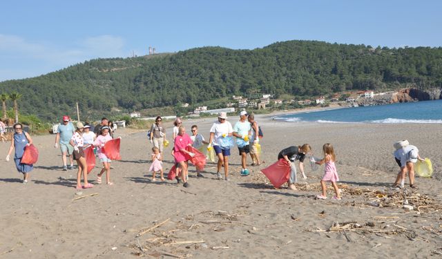 Gazipaşa'da yerleşik yabancılar sahilde temizlik yaptı