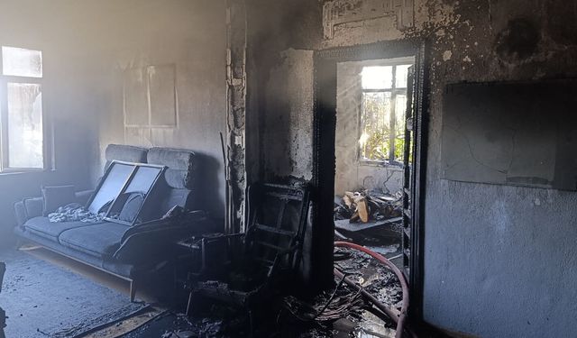 Alanya'da 3 katlı binanın zeminindeki daire yandı