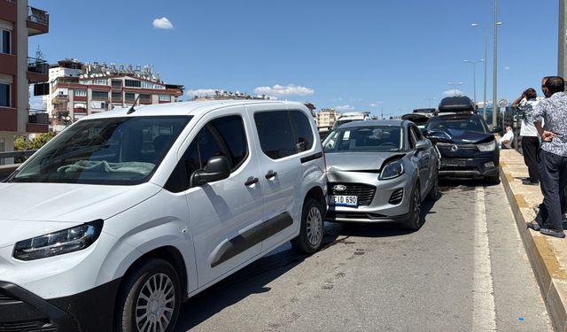 Antalya'da üst geçitte zincirleme kaza: 1 yaralı