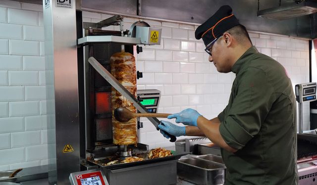 Antalya sıcağında döner ustalarının zorlu mesaisi