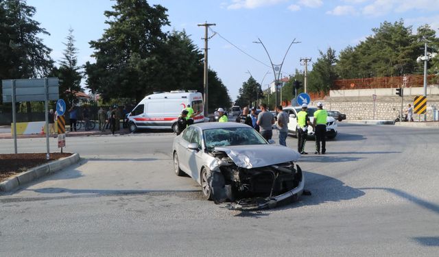 Askeri ambulans ve otomobiller çarpıştı: 2 yaralı
