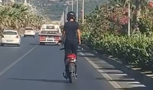 Alanya'da elektrikli motosiklet sürücüsünün tehlikeli yolculuğu