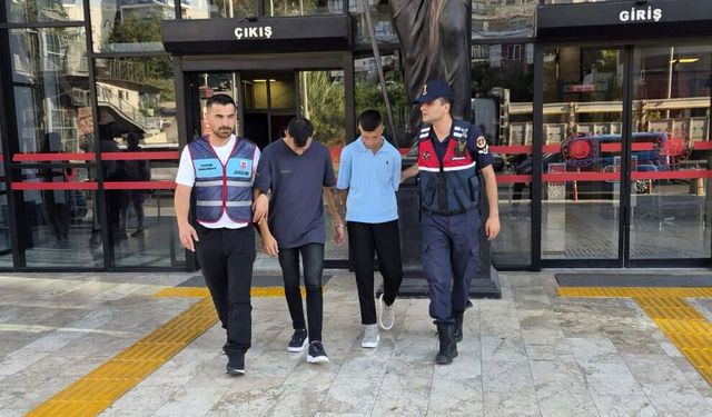 Alanya'da mağazada hırsızlık yapan şüpheliler tutuklandı