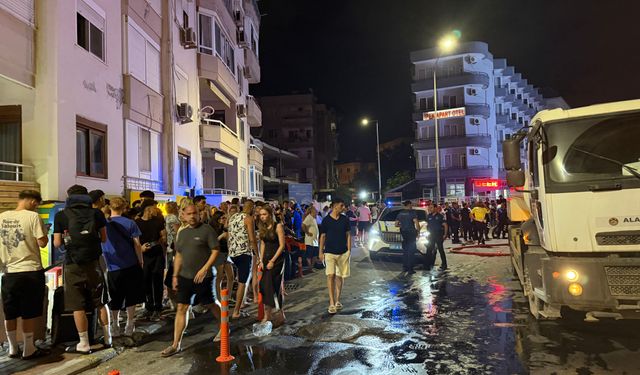 Alanya'da otel çatısında yangın: Otelde konaklayanlar tahliye edildi