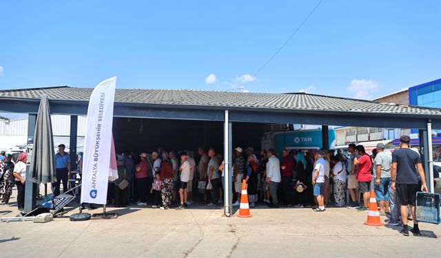 Antalya Büyükşehir 50 bin kişiye aşure ikram etti