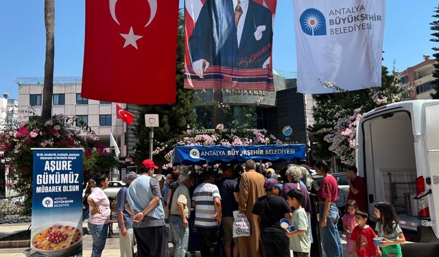 Antalya Büyükşehir'in aşure ikramları sürüyor