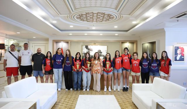 Başkan Vekili Özdemir şampiyon sporcuları ağırladı